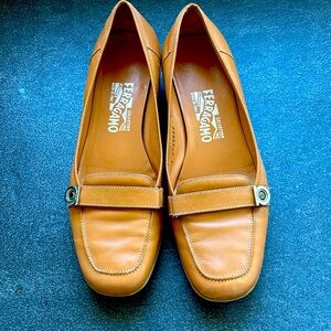 Salvatore Ferragamo leather flats 8.5M great conditions. Made in Florence, Italy